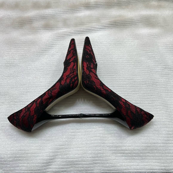 Guess red satin w/black lace size 8 but fits more to a 7.5 - Picture 5 of 10